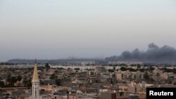 利比亞沿海城市米蘇拉塔遭襲擊後翻起濃煙。