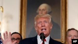 川普总统2017年8月在白宫签署对中国贸易行为进行调查的通知