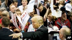 美国共和党总统参选人川普在亚特兰大竞选（2016年2月21日）