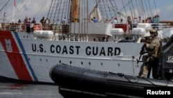  美国海岸警卫队海上安全应急小组在波士顿港海域巡逻。（2017年6月20日）
