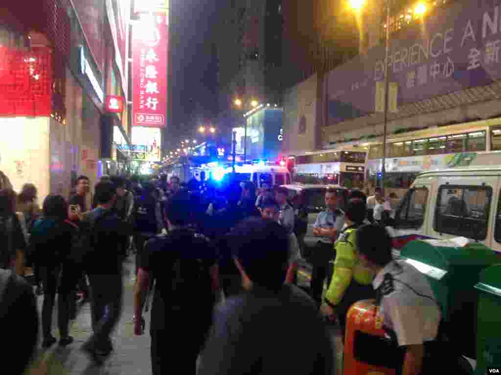 大批市民连续第二晚在旺角与警方“巷战” （美国之音海彦拍摄 ）