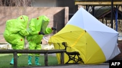 2018年3月8日，身穿防護服的英國工作人員在英國南部索爾茲伯里的斯科利帕中毒現場勘查。