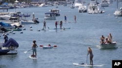 加州居民在陣亡將士紀念日長周末，來到海灘享受陽光。（2020年5月24日）