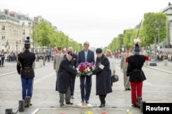 美国国务卿克里参加二战结束70周年庆祝活动，向巴黎的无名烈士墓敬献花圈(2015年5月8日)