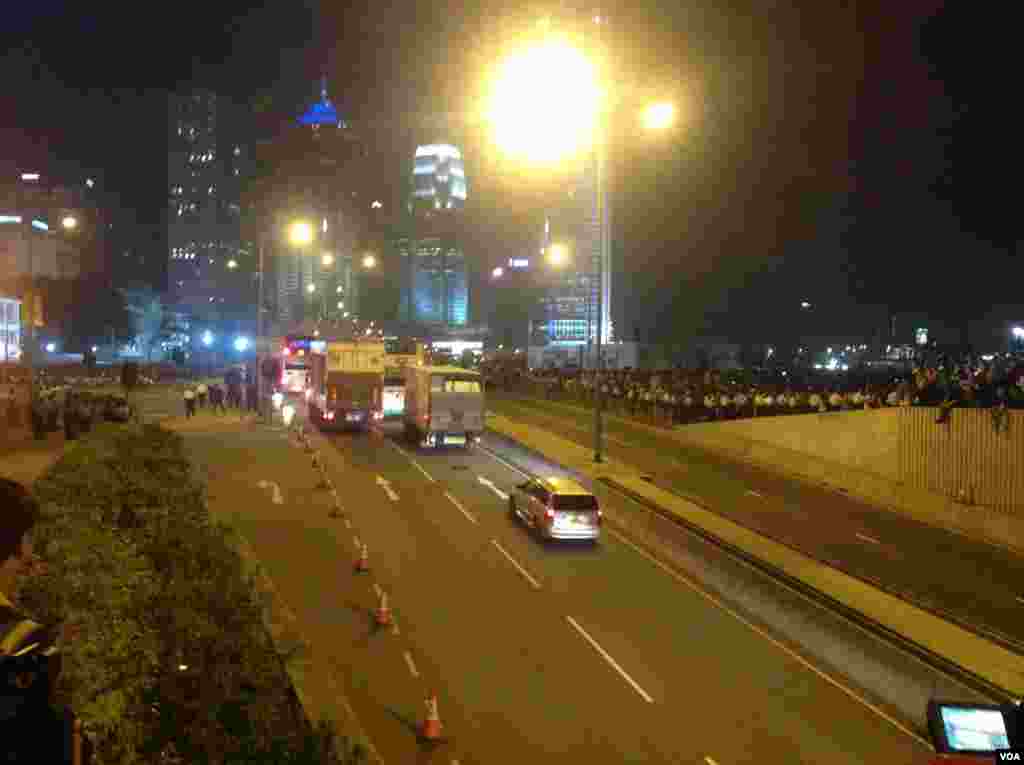 數千香港學生及市民在金鐘集會與警方對峙 (美國之音海彥拍攝)