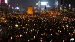 南韓人舉行燭光抗議集會要求朴槿惠下台
