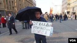 米哈伊尔手举标语：没有细雨真是渴死了(美国之音白桦拍摄)