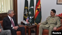 美国国防部长哈格尔12月9日在拉瓦尔品第会晤巴基斯坦军队首脑沙里夫。