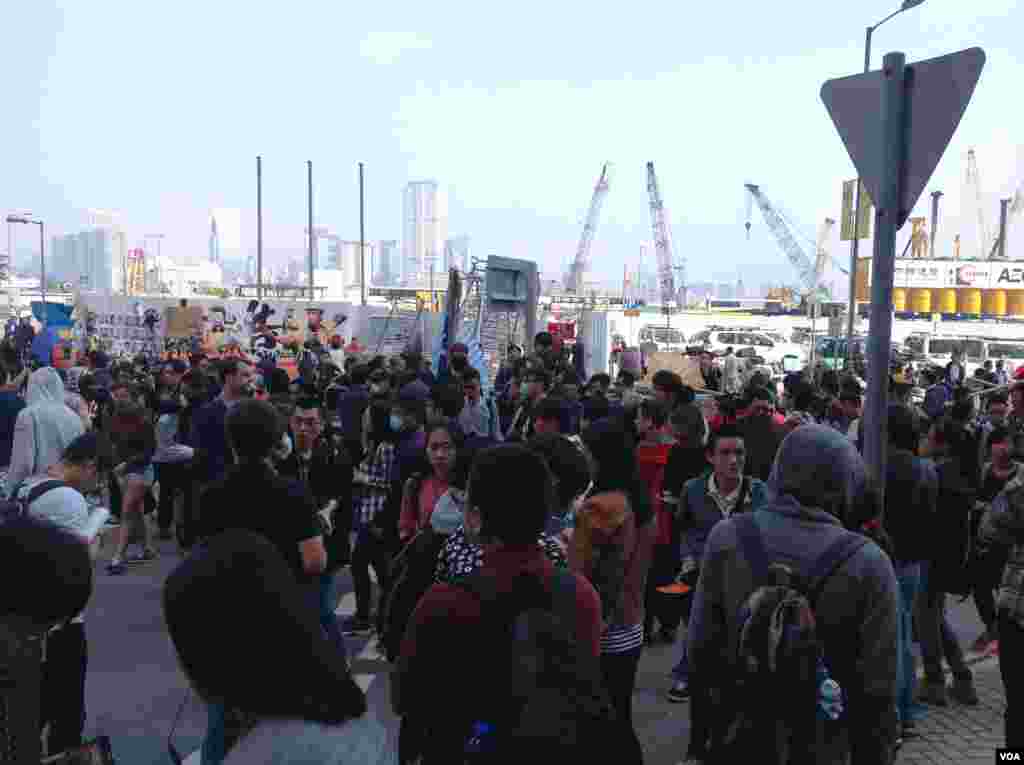 高等法院执达主任在金钟中信大厦展开清理障碍物行动（美国之音海彦拍摄）