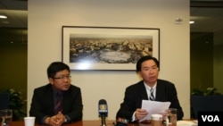 民进党驻美代表吴钊燮(左边手拿文件者)、民进党国际事务部主任刘世忠举行记者会(美国之音钟辰芳)