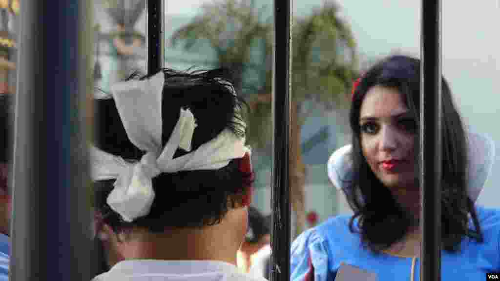 扮演白雪公主的街头艺人关切牢中良心犯（美国之音国符拍摄）