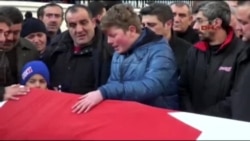 土耳其夜总会袭击一位死难者的葬礼