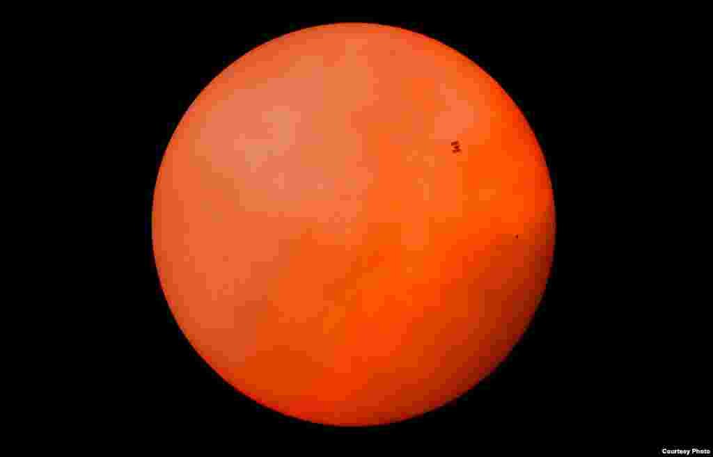 美国宇航员Peggy A. Whitson指挥下的国际太空站飞过太阳。美国维吉尼亚州麦克林县的居民 William C. Workinger III 拍下了这美妙的照片。（2017年6月30日）