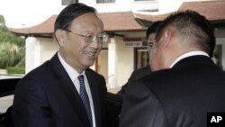 2014年6月17日中国国务委员杨洁篪(左)到达河内参加首次中越高级别会议