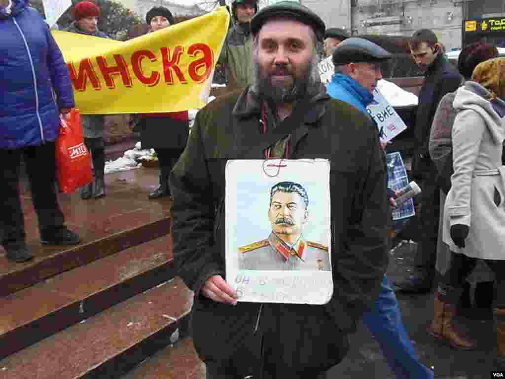 俄罗斯共产党集会上的斯大林支持者。（美国之音白桦拍摄）