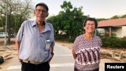 ນາງ ໂຢ​ເຊ​ເວັດ ລິ​ຟ​ຊິດ​ສ໌ ຜູ້​ທີ່​ຖືກ​ຈັບ​ເປັນ​ຕົວ​ປະ​ກັນ​ໂດຍ​ພວກ​ຫົວ​ຮຸນ​ແຮງ​ຮາ​ມາ​ສ, ກັບ​ຜົວ​ຂອງ​ລາວ​ໃນ​ພາບແຈກ​ຢາຍ​ທ​ີ່​ອົງ​ການ​ຂ່າວ ຣອຍ​ເຕີ ໄດ້​ຮັບ​ມາ​ໃນ​ວັນ​ທີ 23 ຕຸ​ລາ 2023. Daniel Lifshitz archive/Handout via Reuters. 