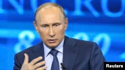 2013年4月25日俄罗斯总统普京在莫斯科发表讲话时回答问题。