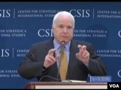 麦凯恩参议员详述对亚太战略看法 (美国之音张蓉湘拍摄)