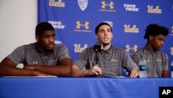 加州大学洛杉矶分校篮球队员里安吉洛·鲍尔宣读声明，对他在中国杭州的行为道歉，并感谢川普总统等帮助他获释的人。坐在他左边的是队友科迪·莱利，右边是贾伦·希尔。（2017年11月16日）