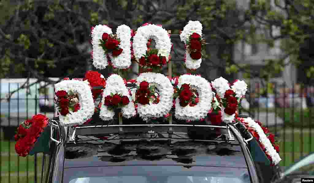 2017年4月10日，3月22日袭击事件的遇难者帕尔默的棺材上，鲜花组成了字样&ldquo;头号父亲&rdquo;