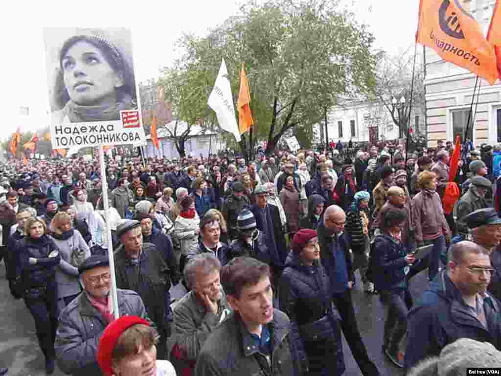 朋克乐团“暴乱小猫”成员娜佳肖像。(美国之音白桦拍摄)