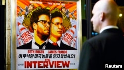 2014年12月11日保安在《采访》首映期间站在洛杉矶联合艺术家影院门口