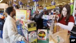 顧客在美國感恩節期間購物(資料圖片)