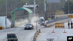 2013年5月3日，韩国在朝鲜开城工业园区的管理委员会主席的车辆抵达韩国首尔以北坡州，分隔韩国和朝鲜的板门店非军事区附近的海关，移民和检验局。