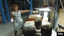 西伯利亚一处石油资料档案馆中，工作人员介绍当地石油特点。（美国之音白桦拍摄）