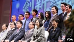 台湾总统蔡英文在台中参加2016年台商中秋联谊会。坐在她左手边的是台湾陆委会主委张小月，右手边的是新任海基会董事长田弘茂。（台湾总统府提供）