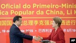 羅塞夫(右)與李克強(左)互換協議