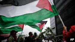 ປະຊາຊົນຊຸມນຸມກັນ ໃນການສະໜັບສະໜຸນ ປະຊາຊົນຊາວປາແລັສໄຕນ໌ ທ່າມກາງສົງຄາມຫຼ້າສຸດ ລະຫວ່າງ ອິສຣາແອລ ແລະຮາມາສ ຢູ່ດ້ານນອກຂອງສະຖານທູດອິສຣາແອລ ໃນນະຄອນຫຼວງ ໂບໂກຕາ ຂອງໂຄລອມເບຍ, ວັນທີ 24 ຕຸລາ 2023.