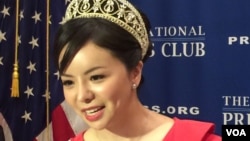 加拿大小姐林耶凡華盛頓全國記者俱樂部談她被中國拒絕簽證的經歷。（美國之音楊晨拍攝）