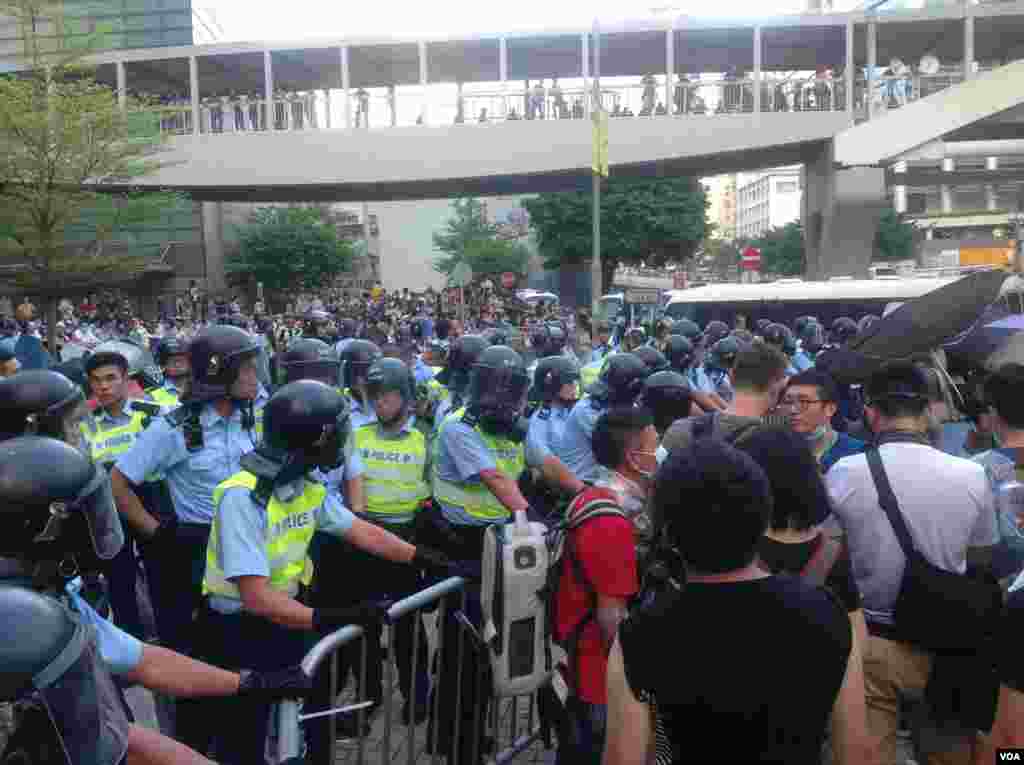 港人声援占中抗拒警方封锁中环金钟多处瘫痪（美国之音海彦拍摄）