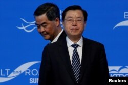 2016年5月18日中国全国人大主席张德江在香港出席一带一路峰会，特区行政长官梁振英（左）从其背后走过