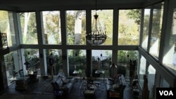 客厅有超大环绕景观落地窗