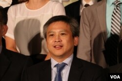 美国在台协会处长梅健华2017年6月9日和美加青年在一起（美国之音记者申华拍摄）