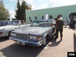 蘇聯時代使用的海鷗牌敞篷閱兵汽車（美國之音白樺拍攝）