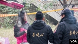台湾餐车业主到基隆河边为搜救人员提供免费食物和饮料。（美国之音记者方正拍摄）