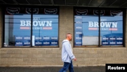 行人走过美国新罕布什尔州曼彻斯特竞选海报