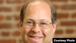 代表加州教师工会的律师吉姆•芬博格(Jim Finberg)