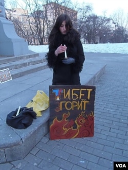 俄活动人士三月上旬在莫斯科示威悼念自焚藏人，标语牌上的意思是西藏在燃烧。(美国之音白桦拍摄)
