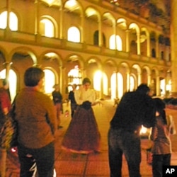 游客们帮着玛丽.苏拉特寻找线索