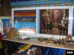 俄罗斯佛教社团供奉的达赖喇嘛像。(美国之音白桦拍摄)