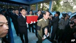 在刘少奇夫人王光美的葬礼上，刘源将军抱着母亲的遗像（2006年10月21日）外界曾传说刘源会进入中央军委。