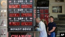 土耳其首都伊斯坦布爾的一家外幣找換店前。