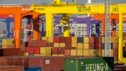 ລາຍການກະຈາຍສຽງຂອງວີໂອເອລາວ: ທ່ານ ທຣໍາ ກ່າວວ່າ ສະຫະລັດ ອາດຮູ້ສຶກ ‘ເຈັບ’ ໃນສົງຄາມການຄ້າກັບ ເມັກຊິໂກ, ການາດາ ແລະ ຈີນ