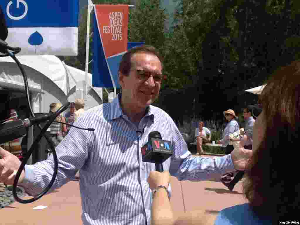 美国之音台长恩索尔接受媒体采访（美国之音宁馨拍摄）