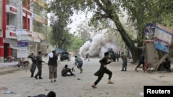 4月18日賈拉拉巴德發爆炸後，人們逃跑求生。 