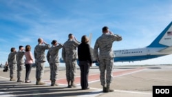 美國參聯會主席鄧福德上將2018年2月1日透析軍機離開加利福尼亞州特拉維斯空軍基地。